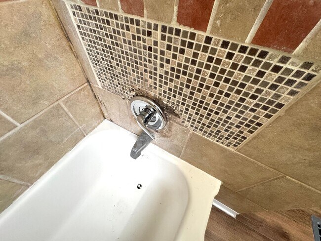 Building Photo - Near Eastside 3 Bedroom 1 Bath