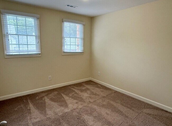 Building Photo - 1348 Green Oaks Ln