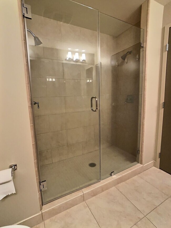Building Photo - Fantastic 2 Bed/2Bath Penthouse with Panor...