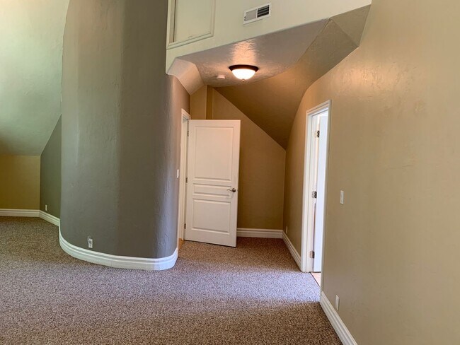 Building Photo - 5 bedroom 3 bathroom gorgeous house with v...