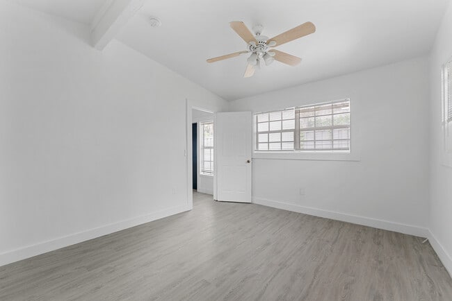 Building Photo - 1141 NE 23rd Ter