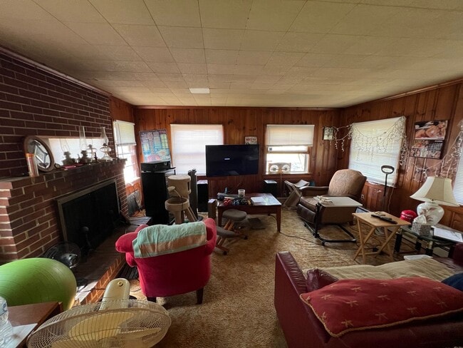 Building Photo - Adorable 2bdrm/1bth Ranch Style Home Conve...