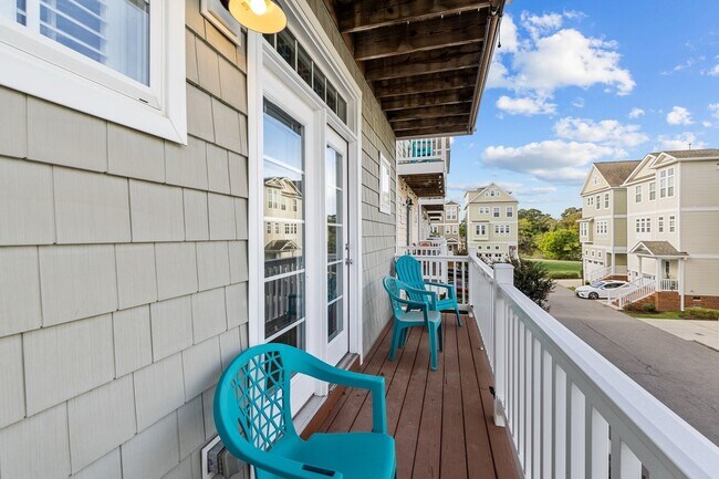 Building Photo - Welcome to this stunning 3-bedroom, 3.5-bath tri-level condo!