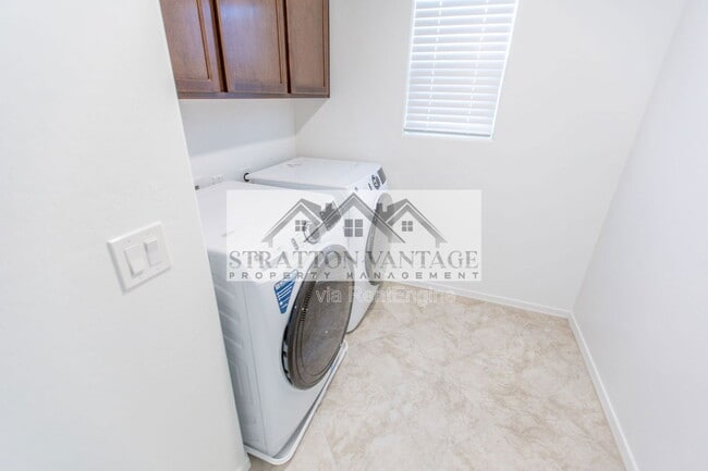 Building Photo - 14231 W El Cortez Pl