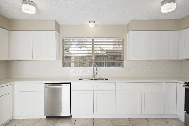 Building Photo - 16107 Grassy Creek Dr