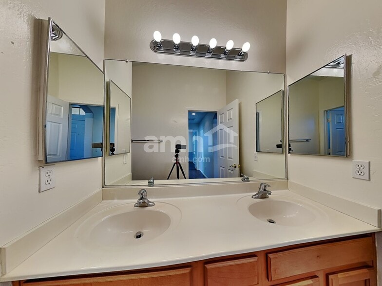 Building Photo - 1926 S 85th Ave