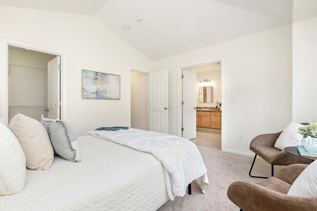 Building Photo - Must-see property that still feels brand new