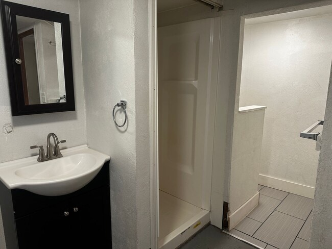 Building Photo - HALF OFF FEBRUARY: Adorable 4 Bedroom UTLITIES INCLUDED!