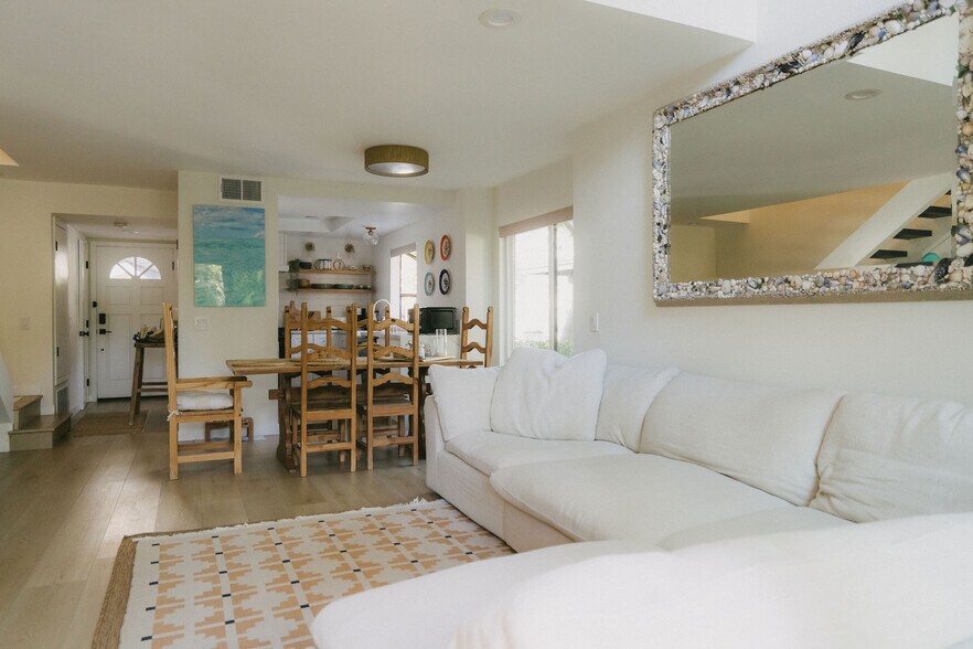 Building Photo - 5716 Skyview Way