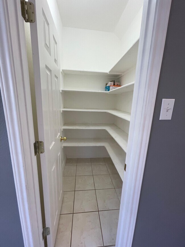 Building Photo - 10312 Yellowstone Dr