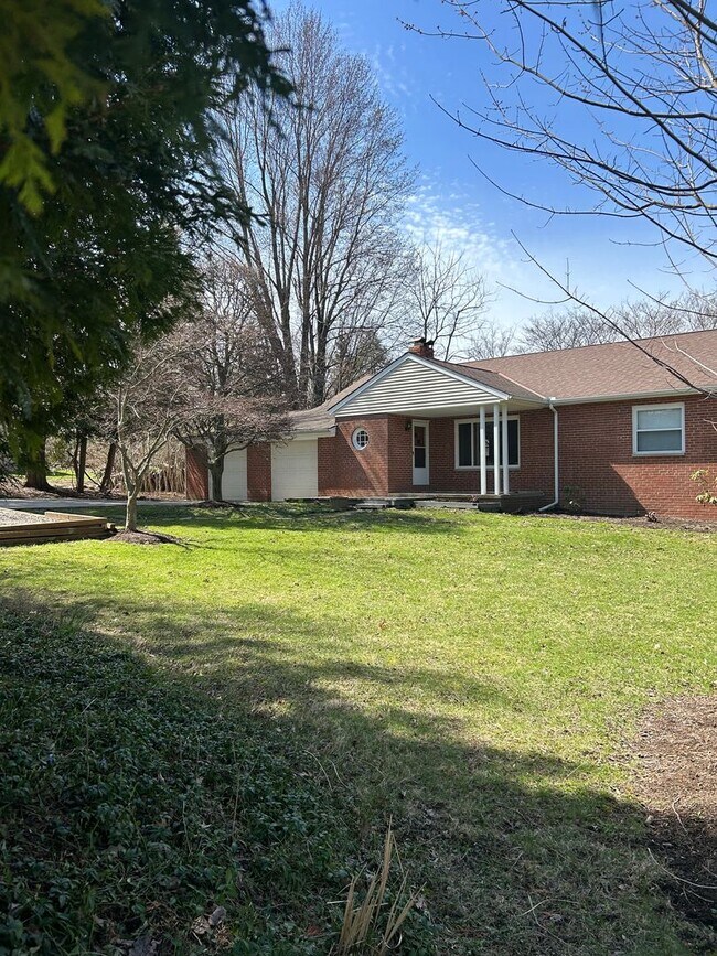 Building Photo - Brick Ranch for Rent in Highland  HTS close to the freeway