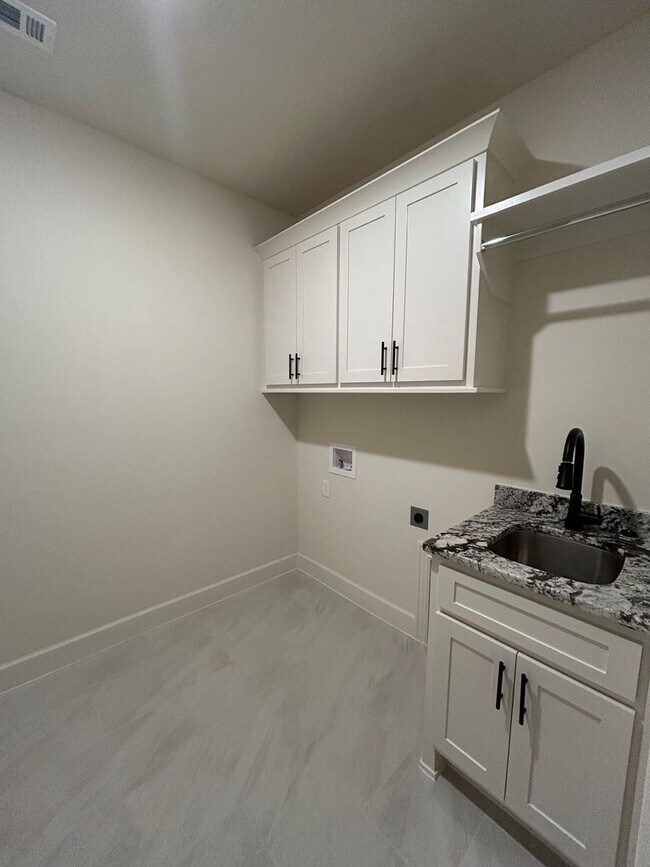 Building Photo - Beautiful Modern Home in Pea Ridge!