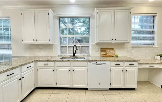 Building Photo - 8 Greentwig Pl