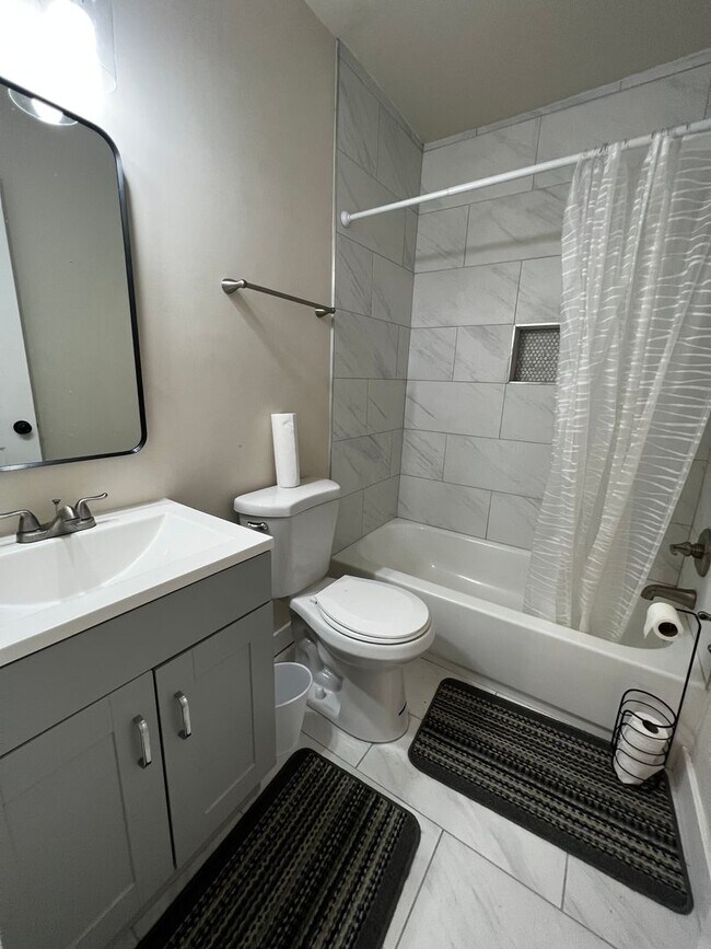 Building Photo - Lovely 2 BR/2 BA Townhome in Riggs Park!