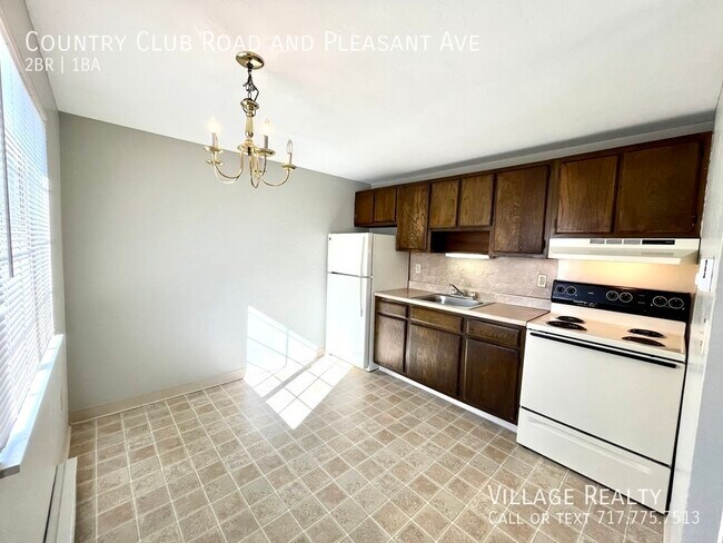 Building Photo - 605 Country Club Rd