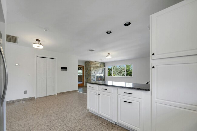 Building Photo - 2413 Hammett Ave