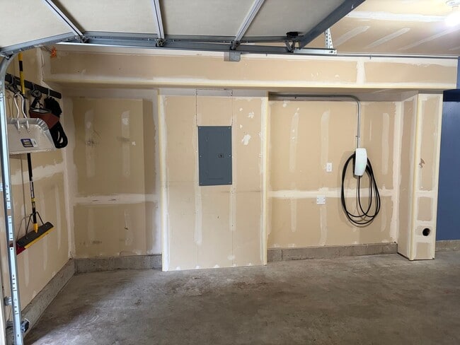 Building Photo - Amazing 2Bed/2.5 Bath Townhome in West Seattle!