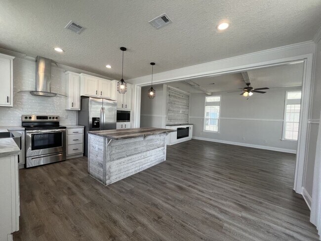 Building Photo - 535 Zebra Dr