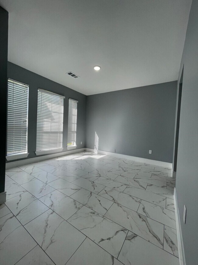 Building Photo - 711 Chaseway Dr