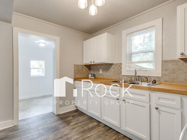 Building Photo - Updated Cozy 2 Bed 1 Bath Home in Guthrie ...