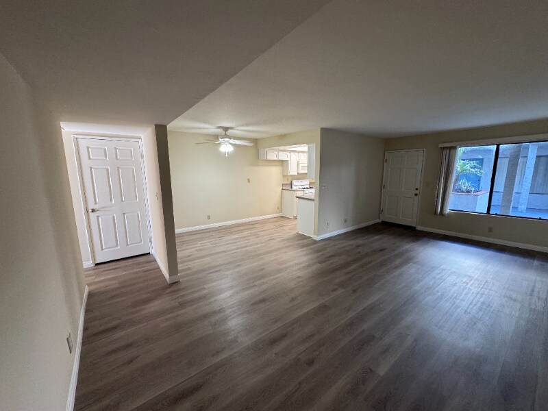 Building Photo - 515 E Elmwood Ave