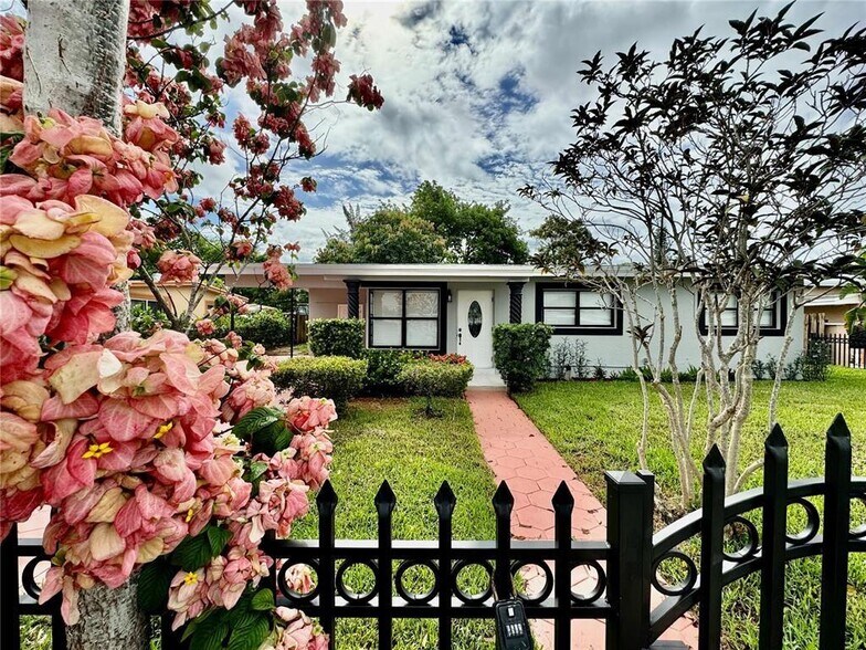 Primary Photo - 1783 Lauderdale Manor Dr