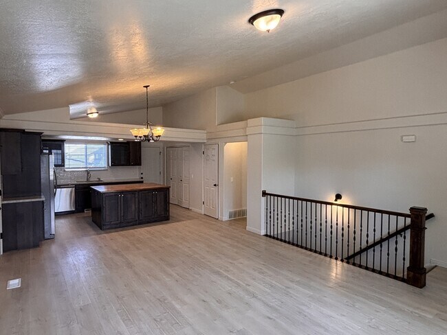 Building Photo - 627 E 700 N