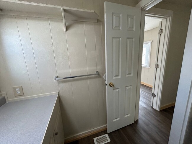 Building Photo - 3 Bed 1.5 Bath Fully Remodeled Mobile Home...