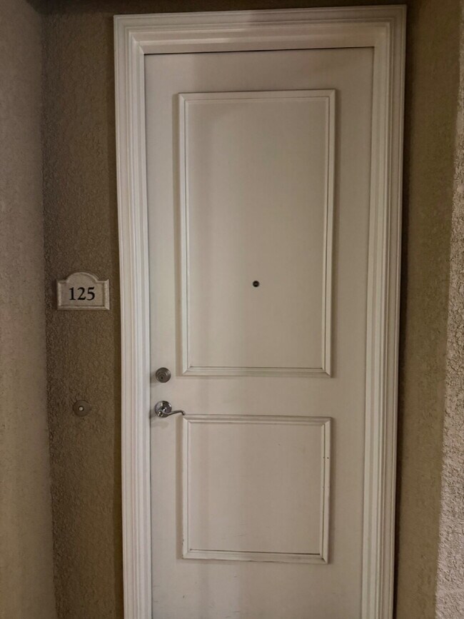 Building Photo - Stunning First level Luxury 2 Bed/2 Bath Condo Close to Everything in Dublin