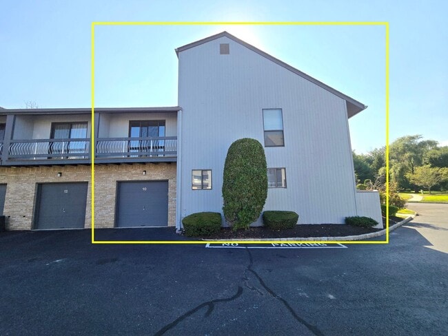Building Photo - Spacious, freshly painted end-unit townhou...