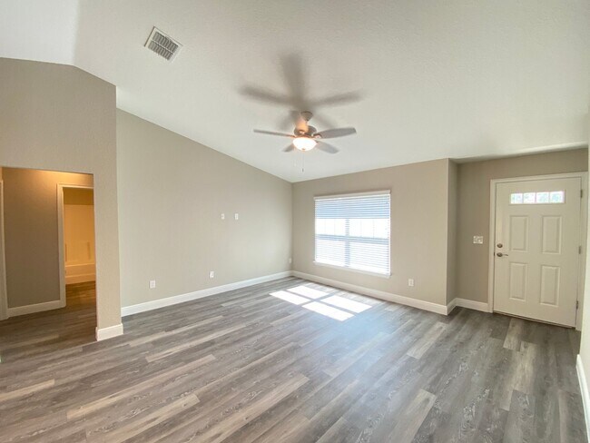 Building Photo - Custom Home - Desirable SE Ocala Neighborhood 3/2/2 **Won't Last**