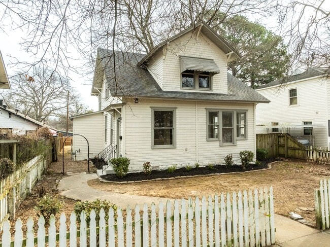 Building Photo - Freshly Updated 4 Bedroom House