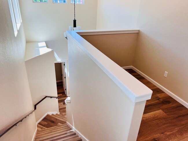 Building Photo - Stunning 5 bedroom W/Bed & Full Bath on Main Floor