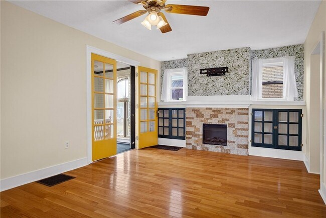 Building Photo - 1227 Denisonview St