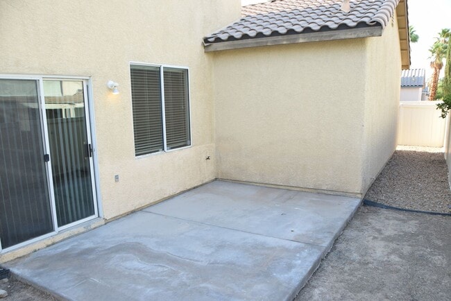 Building Photo - BEAUTIFUL 4 BEDROOM, 2.5 BATH SINGLE-FAMIL...