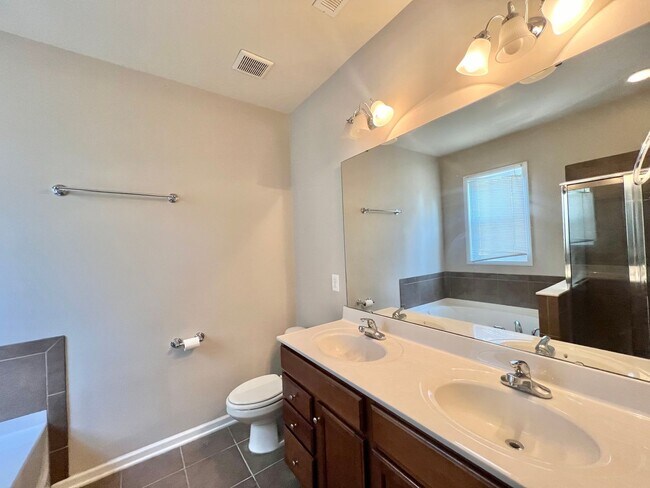Building Photo - Excellent 4BD, 3.5BA Apex Townhome Near Do...