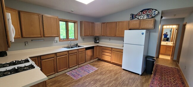 Building Photo - Fully Furnished 3 Bedroom House