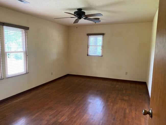 Building Photo - 3 Bedroom 1 Bathroom home. Available NOW!