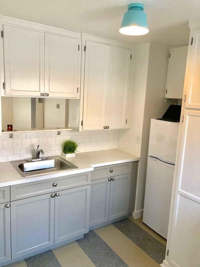 Kitchen - 2357 Griffith Park Blvd
