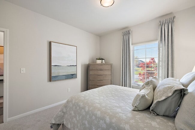 Building Photo - 3 Bedroom 3 Bath Townhome with First Floor Primary Suite