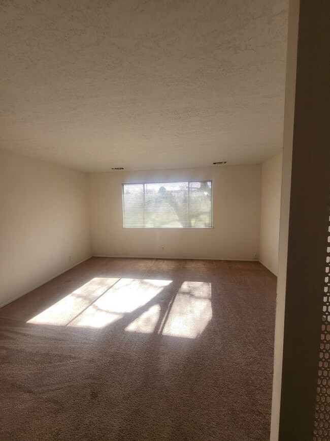 Building Photo - Brick 1600/sf 3/Bd 2/Ba 2/CG