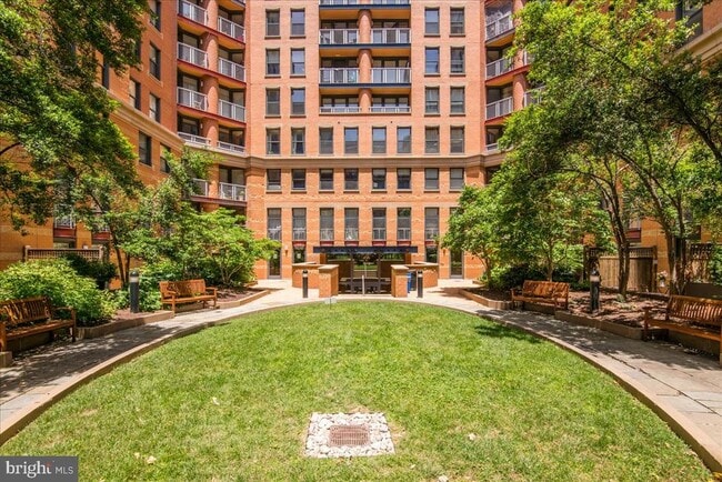 Building Photo - 616 E St NW