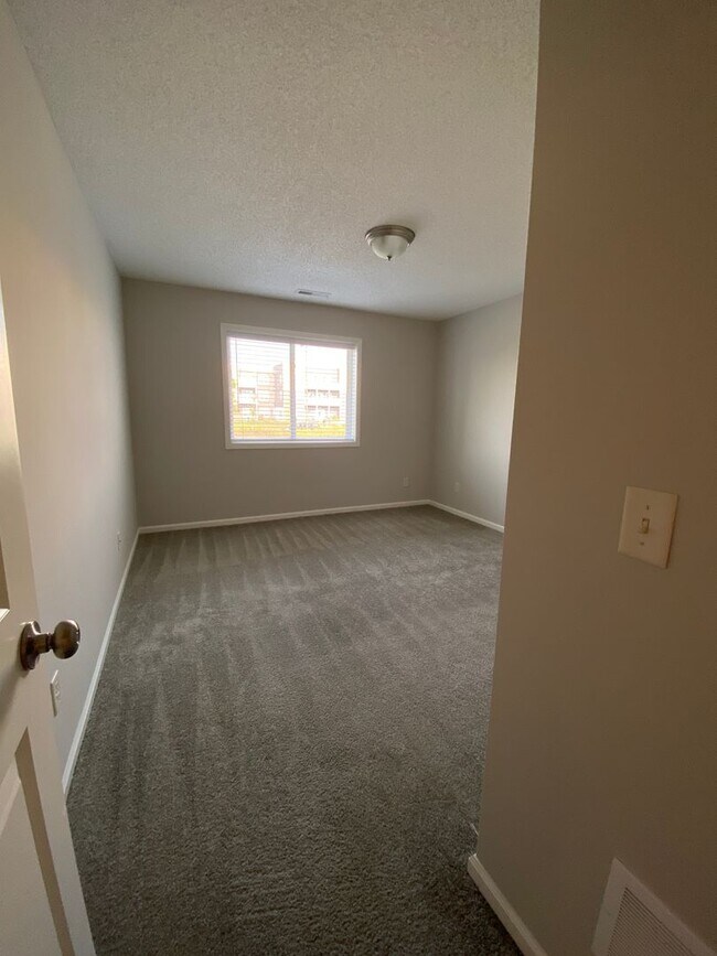 Building Photo - Updated 2 Bedroom Town Home