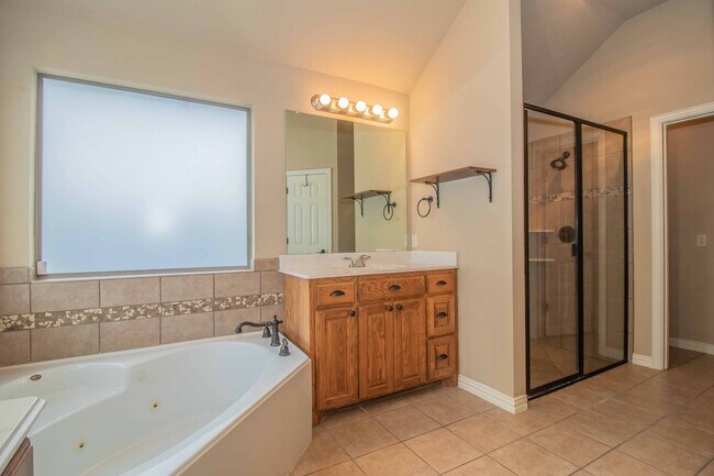 Building Photo - Beautiful Traditional Home on Over an Acre in Weatherford!