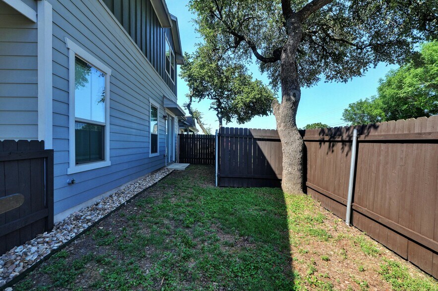 Building Photo - 3421 Blumie St