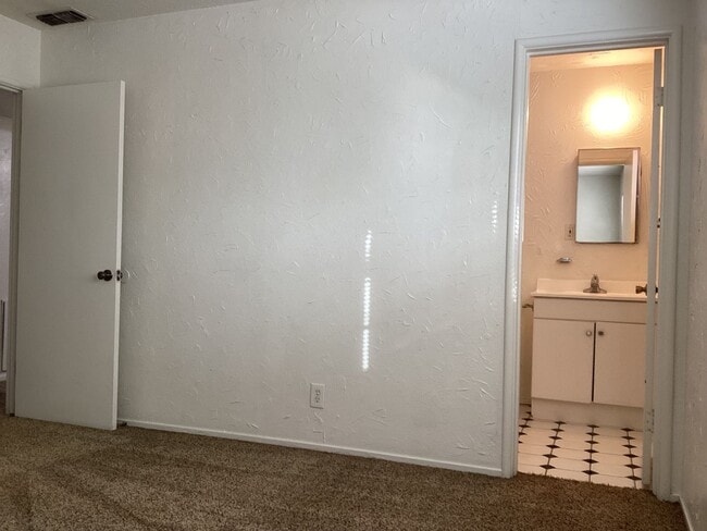 Building Photo - 487 W San Jose Ave