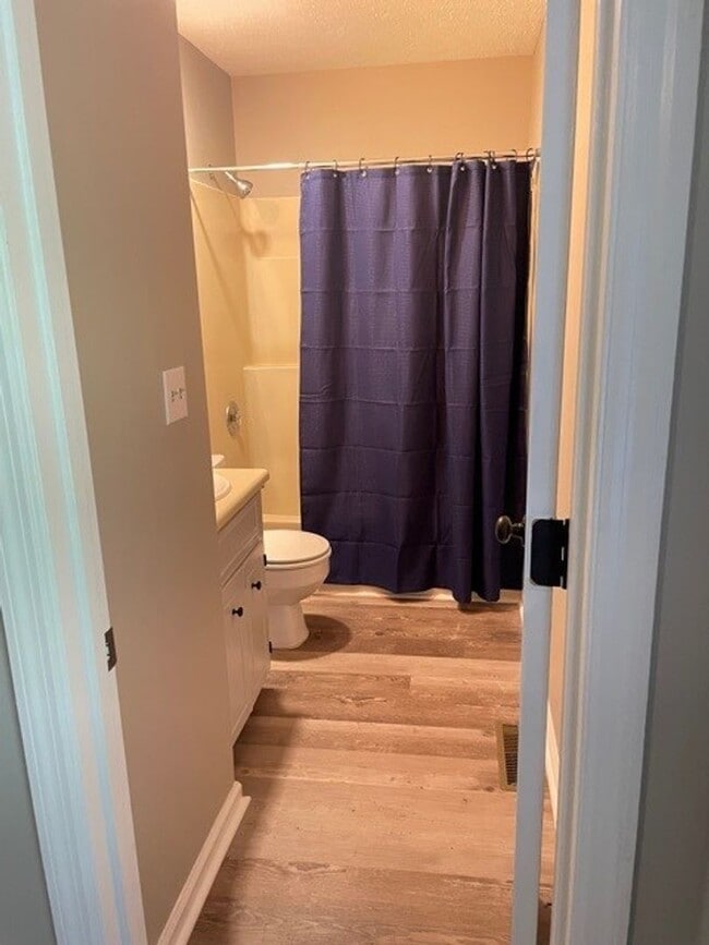 Building Photo - Available NOW – Renovated 3 Bedroom, 2 Bat...