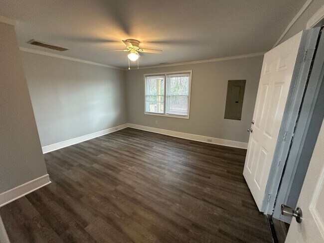 Building Photo - 4 Bedroom 3 Bathroom