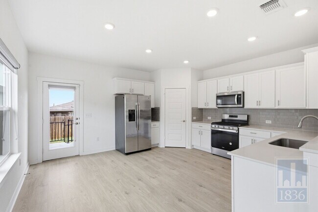 Building Photo - 10925 Tildon Ave