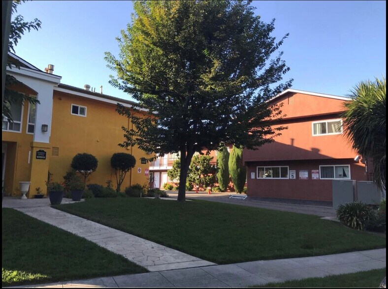 Building Photo - 2445 Rinconada Dr